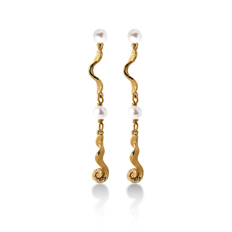 Ocean Pearl øreringe fra Jeberg Jewellery i 925 forgyldt sølv med hvide ferskvandsperler.